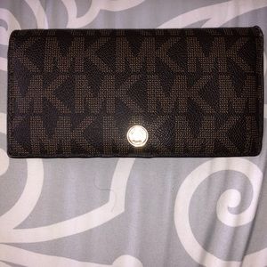 Super cute Michael Kors wallet!!